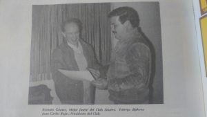 "Rómulo Gómez, Mejor Jinete del Club Linares. Entrega diploma Juan Carlos Rojas, Presidente del Club"